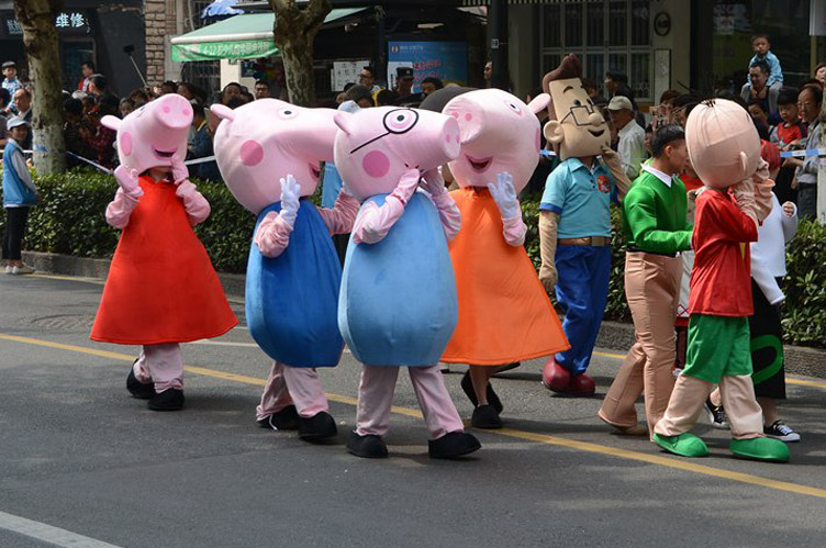 Популярность сериала привела к тому, что на улицах китайских городов стали появляться люди, одетые в костюмы свинки Пеппы.