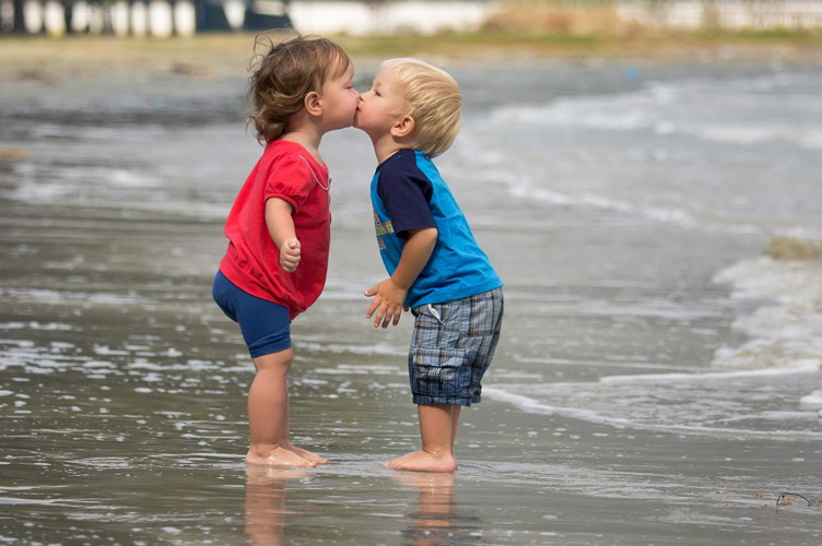 Вслед за подобными обвинениями можно ожидать законодательных инициатив о запрете на поцелуи в любом возрасте.