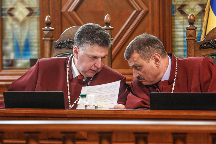 Суддя Віктор Городовенко (ліворуч) запропонував долучити до матеріалів справи рішення Ради суддів, що стосується предмета скарги.