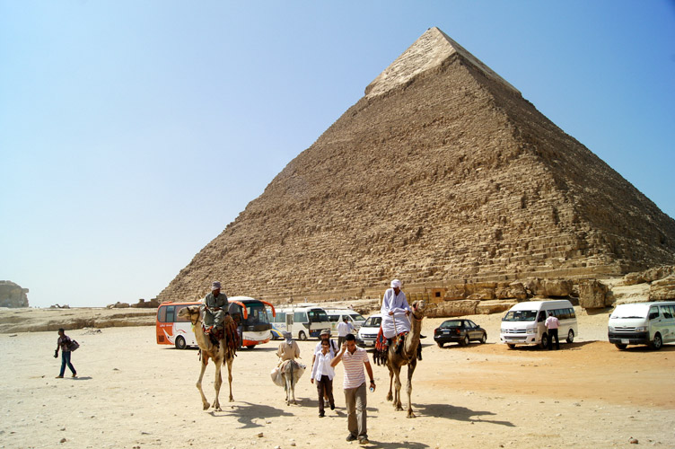 На плато Гизы туристам приходится смотреть не столько на пирамиды, сколько под ноги и за карманами.