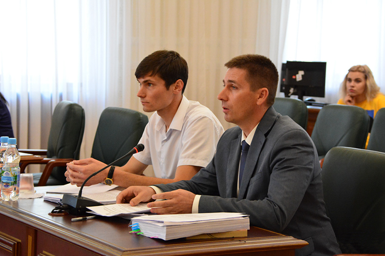 Олександр Омельченко (праворуч) так і не пояснив, чому суддю не заскочили на гарячому та ще й допустили, аби частина хабара зникла.
