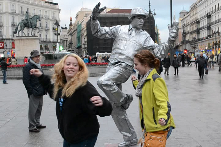 Для туристів «живі статуї» — привід для ще одного фото, а для влади — головний біль.