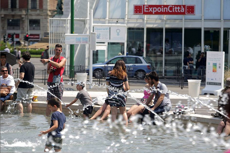 У Мілані туристи шукають порятунку від спеки біля фонтанів і водоймищ.