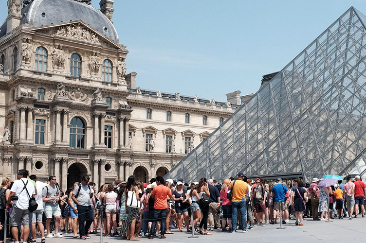 Через наплив туристів потрапити в паризькі музеї стає все складніше.