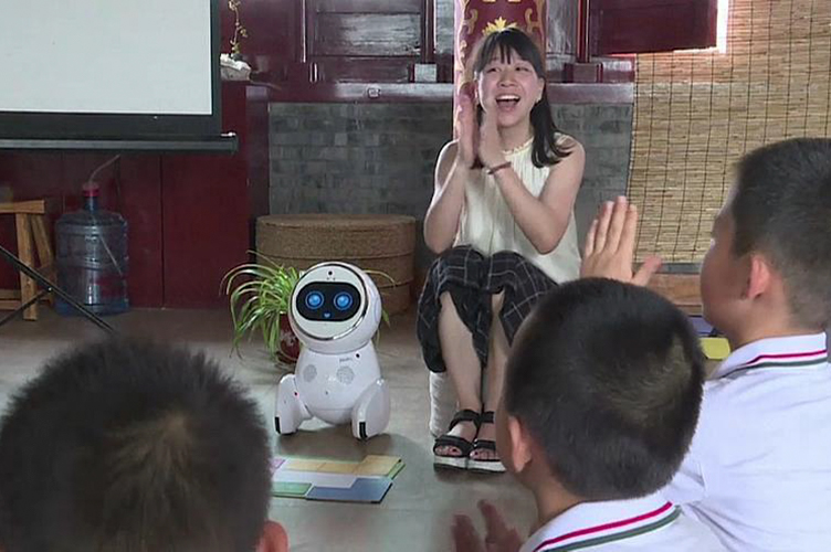 В Китае решили, что для воспитания малышей нужны электронные нервы.