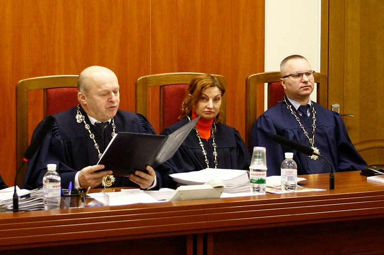 Председательствовал в «деле переселенцев» глава Кассационного административного суда Михаил Смокович (слева).