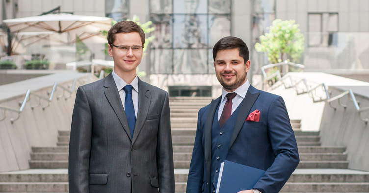 Адвокат Олександр Качура (справа) та помічник адвоката Владислав Сергійчук (зліва)