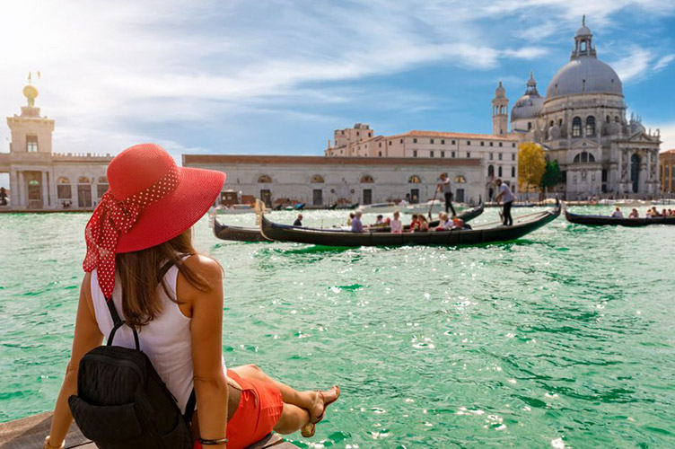 Поки що туристи ще можуть милуватися каналами Венеції, сидячи на фондаменті. 