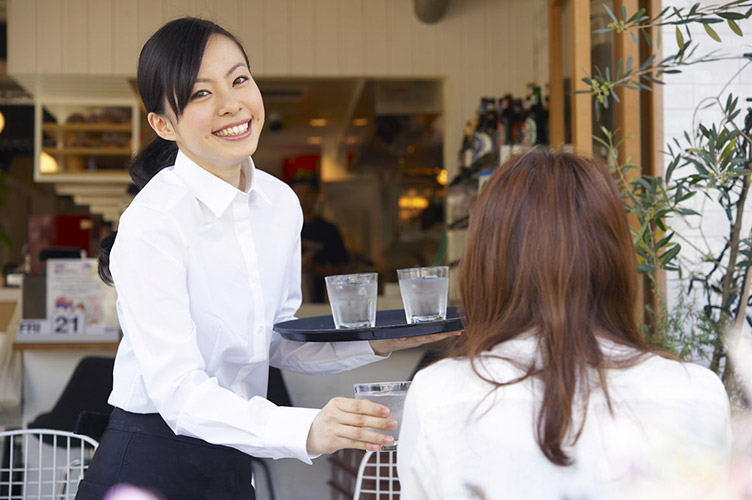 Працівників японських готелів, які вирізняються ввічливістю, тренують делікатно відмовлятися від чайових.