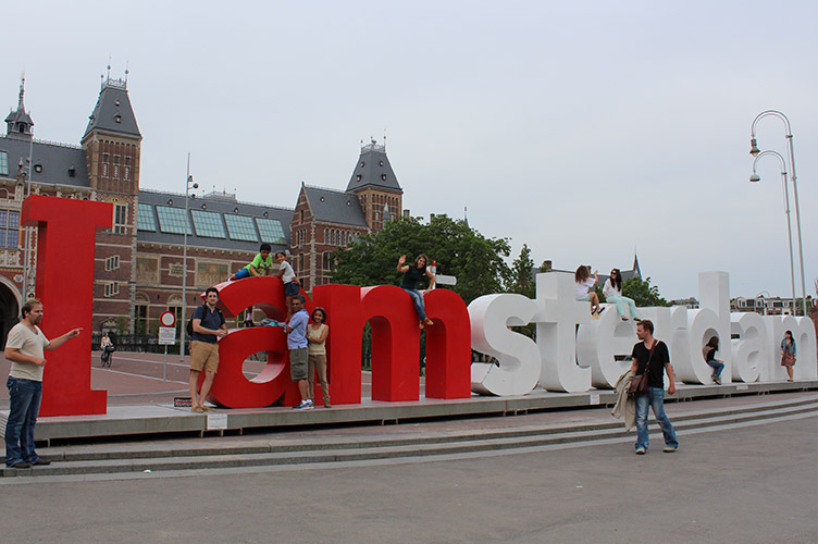 Чиновники почему-то считают, что туристов влечет в Амстердам сфотографироваться, а не посетить кофе-шопы.
