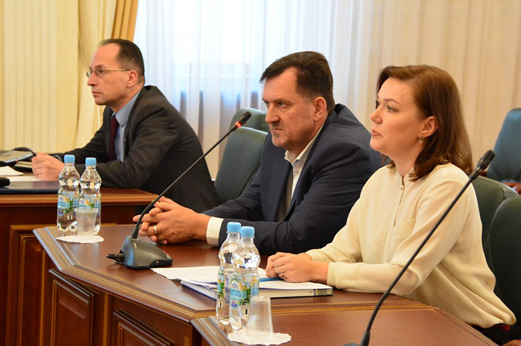Суддя Станіслав Юрченко (посередині) вважає, що назвати злочинців злочинцями не є порушенням етики.