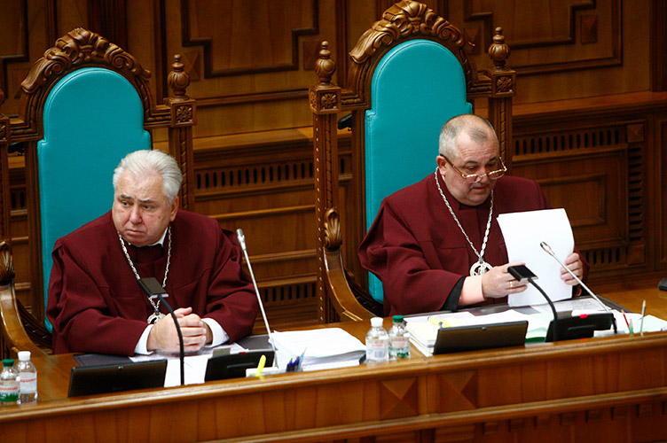 Суддя-доповідач Володимир Мойсик (праворуч) зазначив, що громадські організації не долучилися до тлумачення спірних норм, яким займалося НАЗК.