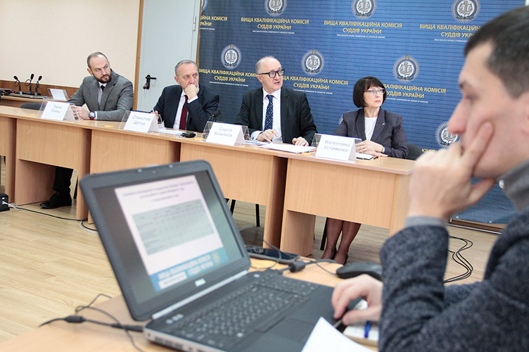 Секретар кваліфікаційної палати ВККС Валентина Устименко відзначила, що кожну роботу перевіряють кілька членів комісії.