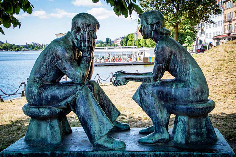 Скульптор Ян Менненс відтворив у камені одвічну проблему сімейних відносин — труднощі спілкування.