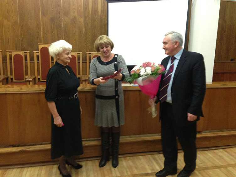 Голова Апеляційного суду Дніпропетровської області Наталія Деркач (в центрі) вітає Олександру Борисову (крайня ліворуч) з присвоєнням почесного звання.