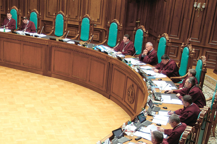 Новообрані судді можуть розташуватися поруч на лівому «фланзі» зали засідань КС, аби відчувати підтримку одне одного.