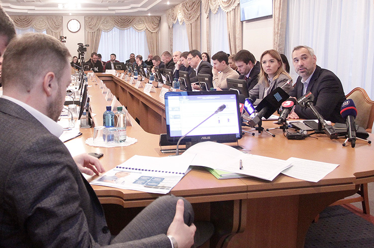 Як повідомив на засіданні комітету Руслан Рябошапка (крайній праворуч), центральний орган перевірки доброчесності прокурорів складатиметься з держслужбовців.