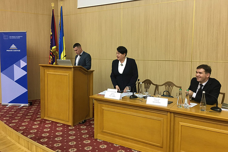 Олексій Соломко (праворуч) став головуючим на секції, присвяченій процесуальній діяльності у сфері виконання судових рішень.