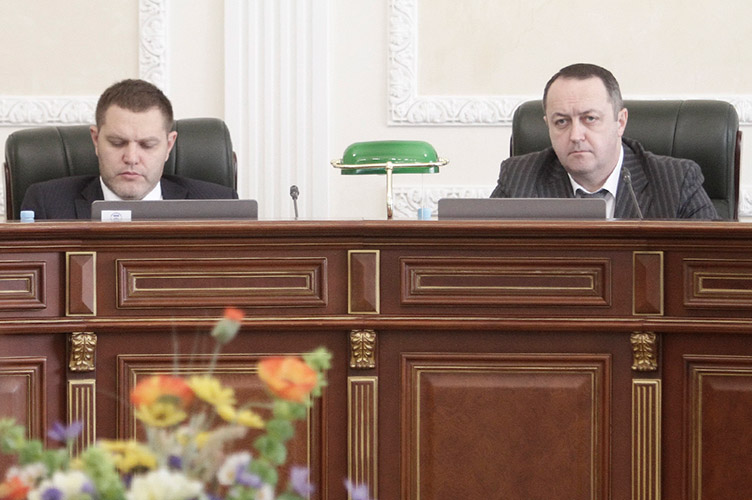Доповідачем у справі про звільнення Юрія Францішка був голова Вищої ради правосуддя Андрій Овсієнко (праворуч).