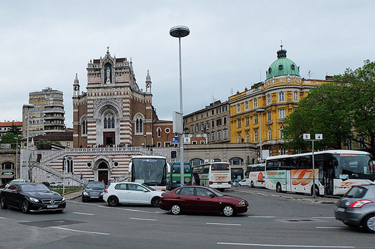 В центре города старинная архитектура может соседствовать с современным автовокзалом. 