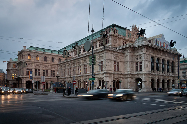 Квиток до Віденської опери може стати непоганим стимулом, щоб іноді відмовлятися від пересування на автомобілі.