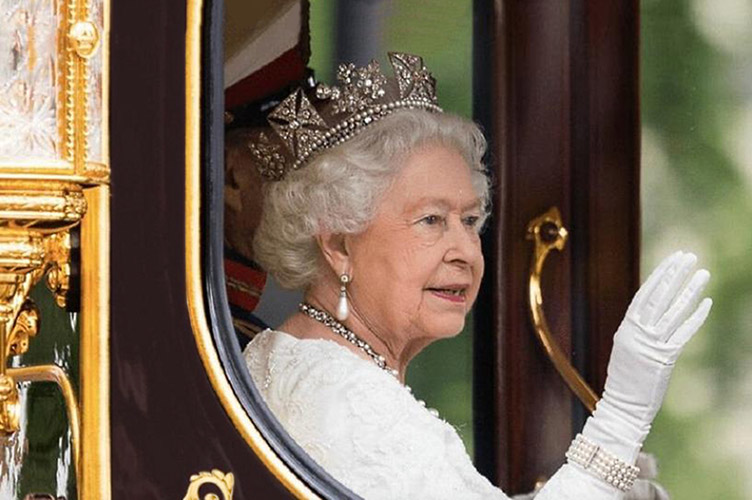 Теперь неизвестно, будут ли касаться правила самой изоляции королевы Елизаветы ІІ, которой в апреле исполнится 94 года.