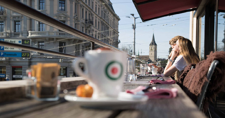 Счет в обычном ресторане Цюриха окажется в 4 раза выше, чем за такой же стандартный набор блюд в Киеве.