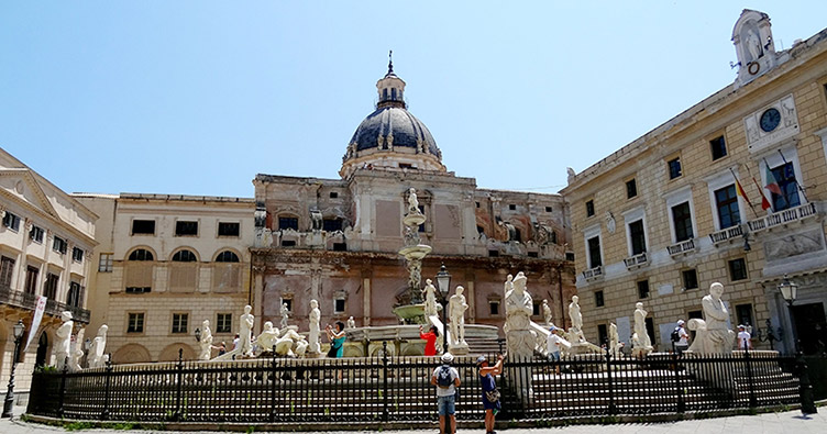 На Сицилии — довольно много памятников архитектуры. Например фонтан Претория в Палермо.