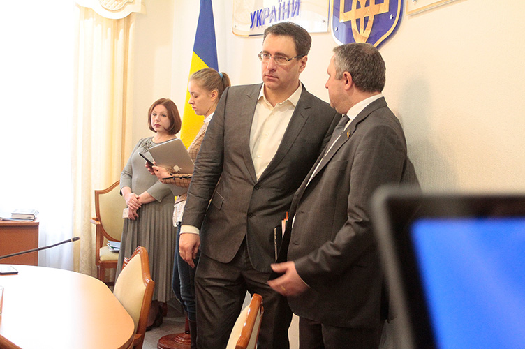 Владлен Неклюдов (ліворуч) запевнив, що правки, подані парламентарями, 
здебільшого технічні, про жодні політичні цілі не йдеться.