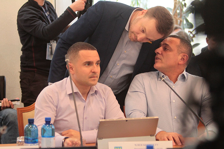 Максим Бужанський (праворуч) наголошує на тому що зарплати в «Нафтогазі» такі величезні, о 17000 грн.  можна кожного дня згодовувати голубам.