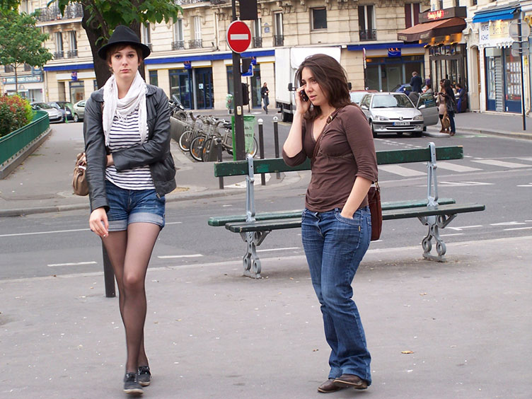 Парижанки радіють: нарешті скасовано заборону на носіння жінками чоловічого одягу без спеціального дозволу.