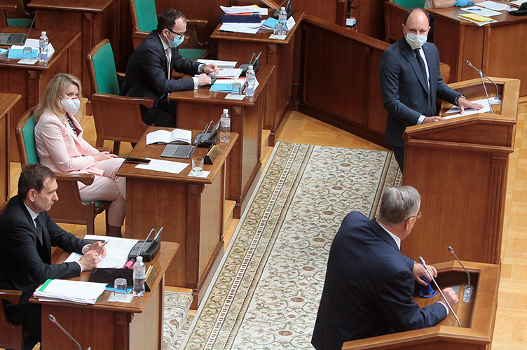 Расім Бабанли та Василь Німченко подискутували щодо того, чи є звільнення на підставі люстраційного закону юридичною відповідальністю.