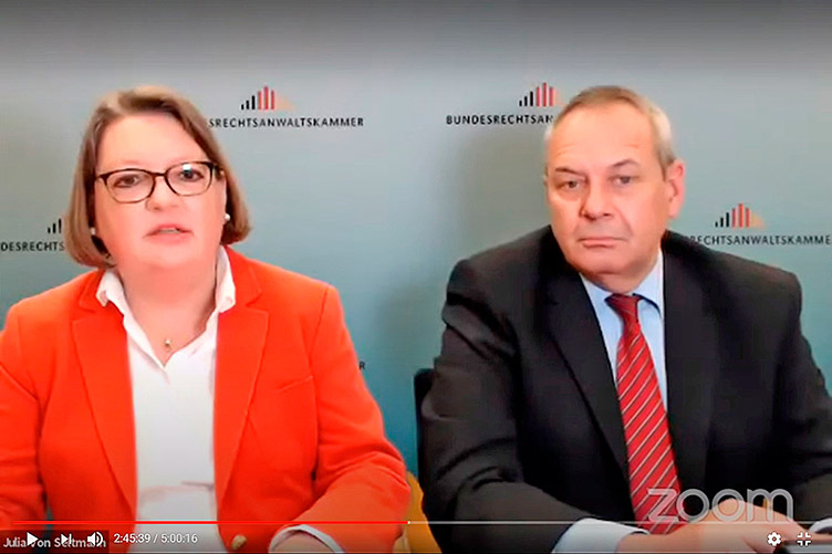 Юлія фон Зельтманн та Христофор Зандкюлер розповіли українським колегам про досвід упровадження е-суду та адвокатської скриньки.