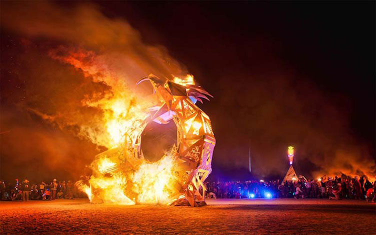 Фестиваль Burning Man збирає щорічно не менш ніж 50 тис. осіб. Та тільки один з них примудрився впасти в полум’я, та ще й подати в суд, тому що його, бачте, не попередили про небезпеку.