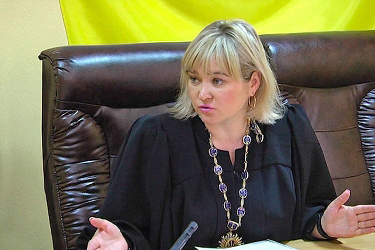 Оксана Крижова, як і всі її колеги, не змогла просунутись у вирішенні справи про корупційні діяння посадовця.