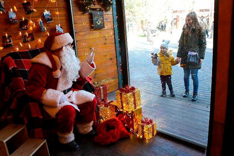 В этом году Санта будет общаться с туристами через пластиковое стекло. 