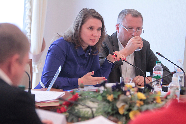 Під час засідання комітету Ольга Совгиря була змушена відбивати атаки не так на законопроект, як на себе.