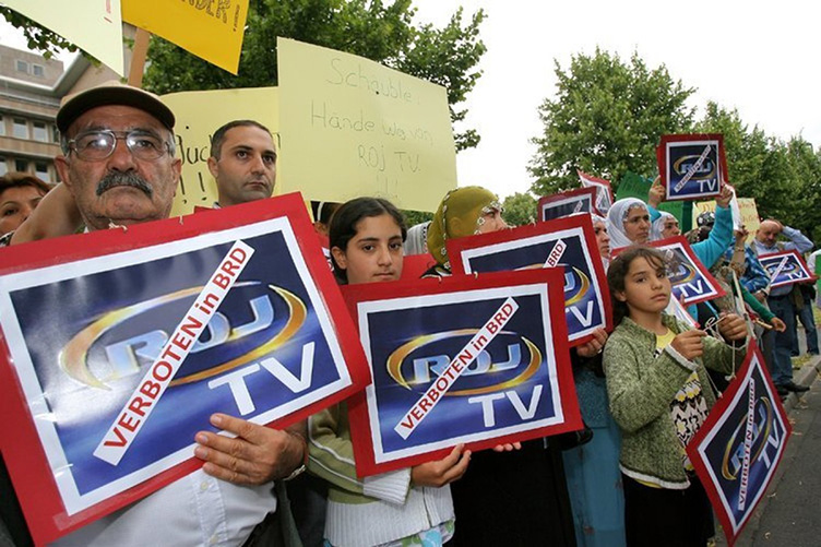 Першими на пропаганду телеканалу поскаржилися турки, які вийшли на протести проти мовлення ROJ TV в Данії.