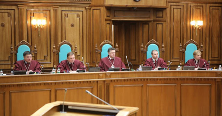 Научно-правовые заключения влияют на конституционное производство. Так, в 2019 году Виктор Городовенко (в центре) в особом мнении по вопросу отмены адвокатской монополии ссылался на заключение А.Дроздова.
