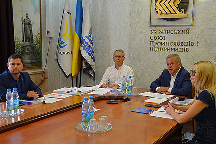 Володимир Устименко (другий справа) упевнений, що ліквідація ГК спричинить кризу комунального сектору економіки.