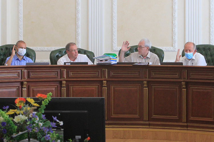Виталий Салихов (второй слева) отметил, что Антон Шиш поторопился встать на позицию сельского совета.