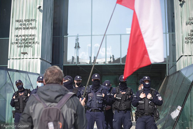 У Польщі Верховний суд насамперед захищають громадяни, виходячи на протести, а влада, навпаки, намагається взяти його під контроль.