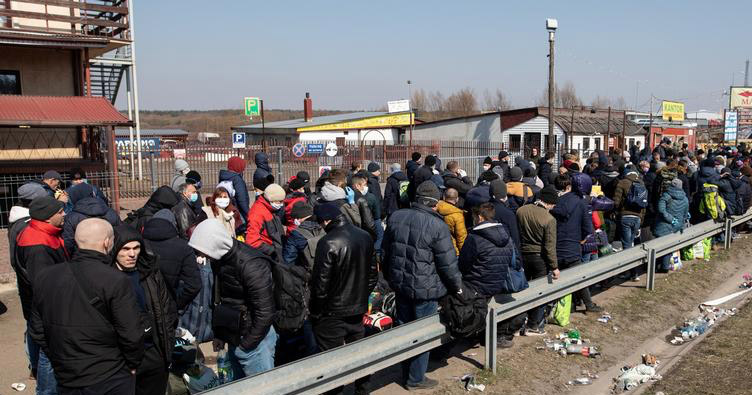 Більшість українців їде через Польщу (фото DW)