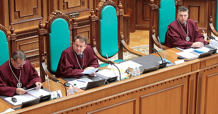 Судья-докладчик по этому делу — Олег Первомайский (в центре).