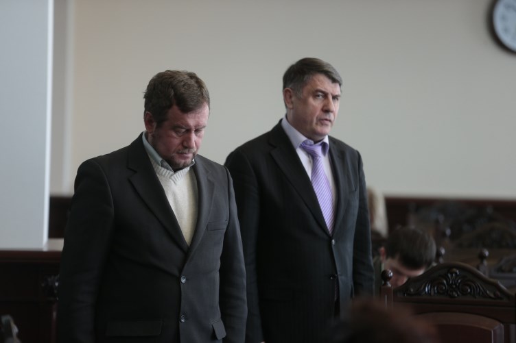 Під час оголошення рішення ВККС суддя М.Пензев (ліворуч) потупив очі.
