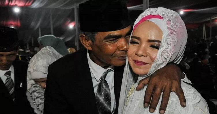 К этой паре из Джакарты претензий не будет — они находятся в браке.