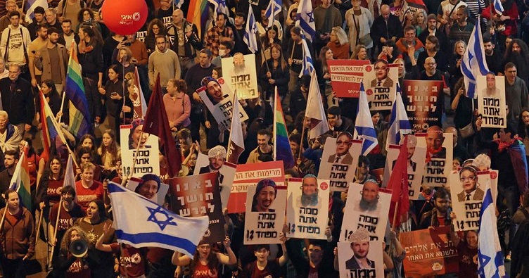 По данным информагентств, на улицы Тель-Авива вышли около 40 тыс. граждан, недовольных предложенной судебной реформой.
