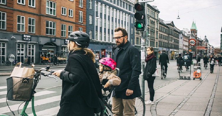 Копенгаген уже сейчас покрыт разветвленной сетью велодорожек, причем здесь самый низкий процент владения машинами в Европе.