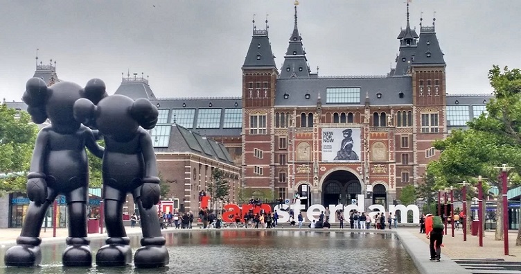 Тим, хто любить Амстердам, буде приємно зробити свій внесок у збереження історії міста.