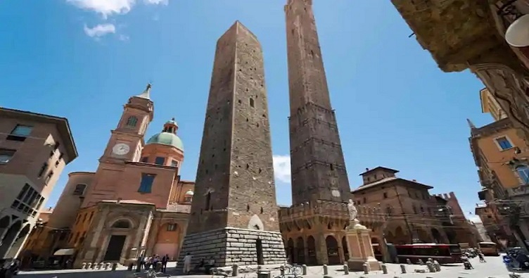 Гарізенда (ліворуч) разом зі своїм сусідом, 97-метровою вежею Азінеллі, згадуються у «Божественній комедії» Данте.